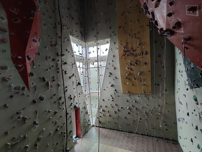 Ściana wspinaczkowa razem z boulderownią i pełnym wyposażeni