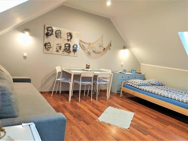 Pokoje z łazienkami i aneksem kuchennym.