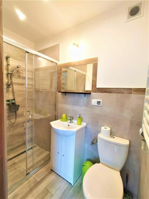 Pokoje z łazienkami aneksem kuchennym.