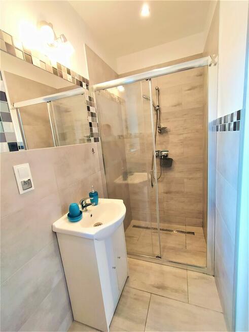 Pokoje z łazienkami aneksem kuchennym.