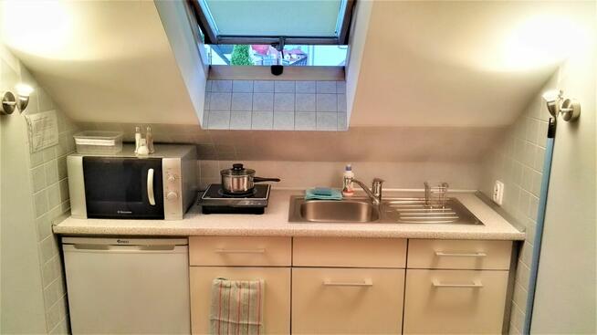 Pokoje z łazienkami i aneksem kuchennym.