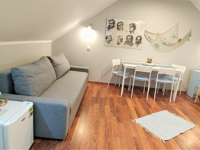 Pokoje z łazienkami i aneksem kuchennym.