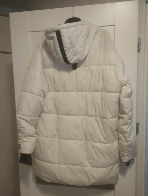 Biała zimowa kurtka długa