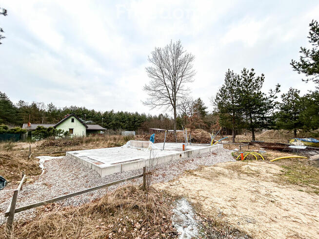 Działka w otoczeniu lasu z rozpoczętą budową