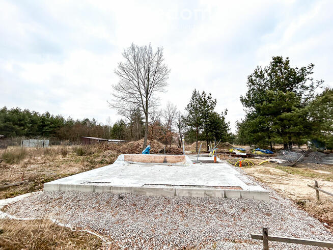 Działka w otoczeniu lasu z rozpoczętą budową