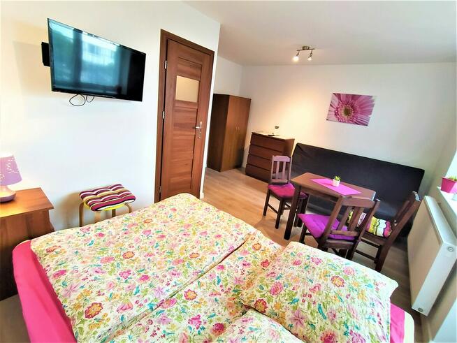 Pokoje z łazienkami aneksem kuchennym.