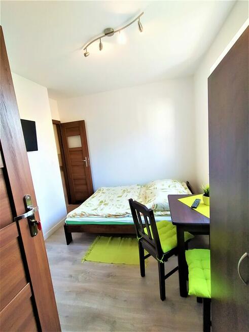 Pokoje z łazienkami aneksem kuchennym.