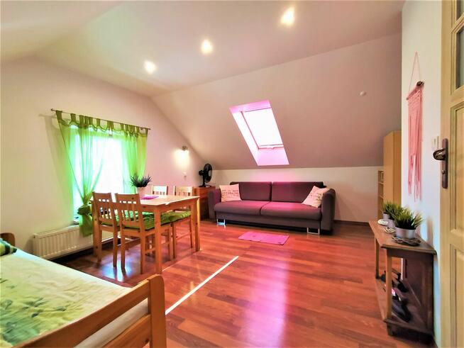 Pokoje z łazienkami i aneksem kuchennym.