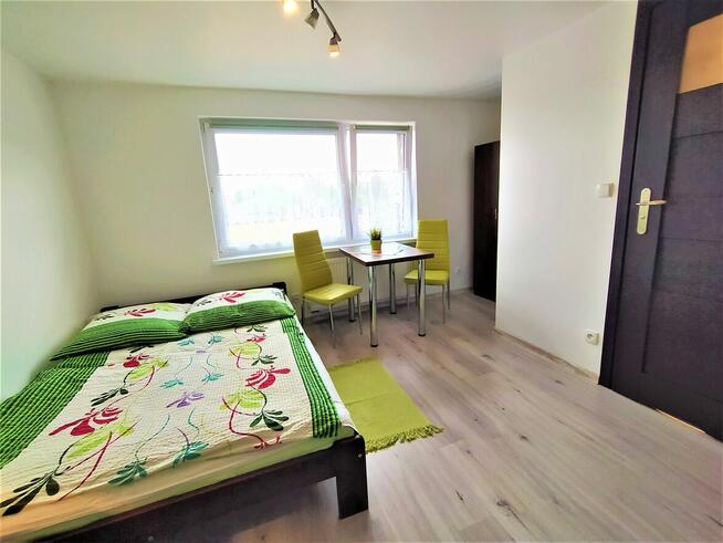 Pokoje z łazienkami aneksem kuchennym.