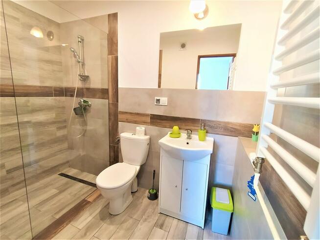 Pokoje z łazienkami aneksem kuchennym.