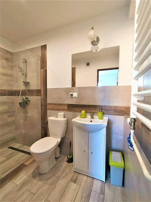 Pokoje z łazienkami aneksem kuchennym.