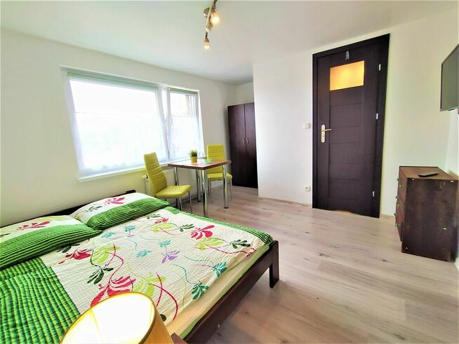 Pokoje z łazienkami aneksem kuchennym.