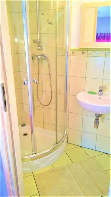 Pokoje z łazienkami i aneksem kuchennym.