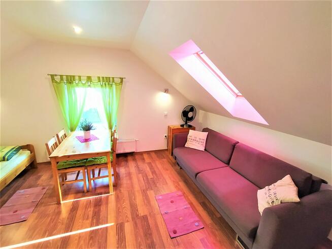 Pokoje z łazienkami i aneksem kuchennym.