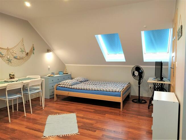 Pokoje z łazienkami i aneksem kuchennym.