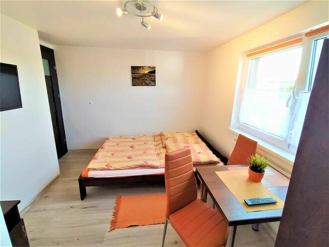 Pokoje z łazienkami aneksem kuchennym.