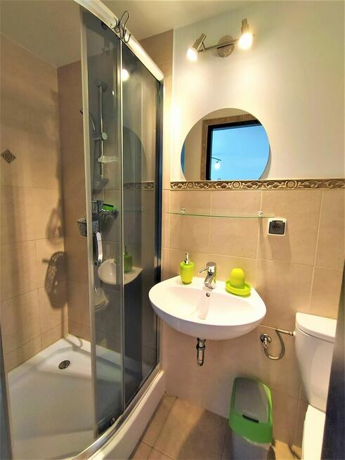 Pokoje z łazienkami aneksem kuchennym.