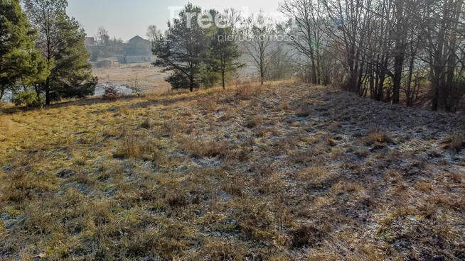 Działka z widokiem na jezioro w ciszy i spokoju