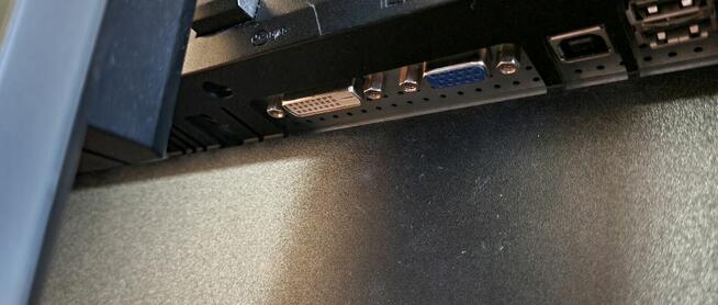 Profesjonalny monitor Dell 2209WA - używany, stan dobry