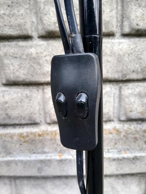 Podwójna lampa stojąca z regulacją wysokości, 29 zł.