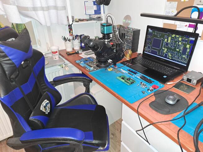 Monter podzespołów elektronicznych