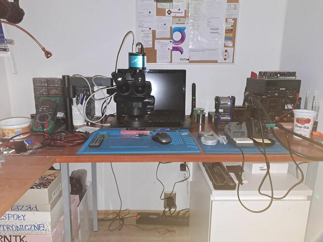 Monter podzespołów elektronicznych