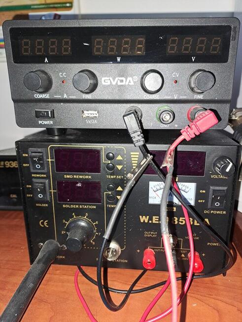 Monter podzespołów elektronicznych