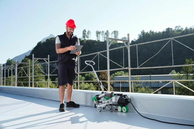 Sprzedaż wynajem usługi zgrzewanie pokryć dachowych Leister