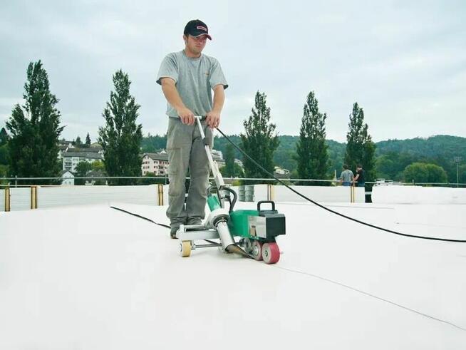 Sprzedaż wynajem usługi zgrzewanie pokryć dachowych Leister