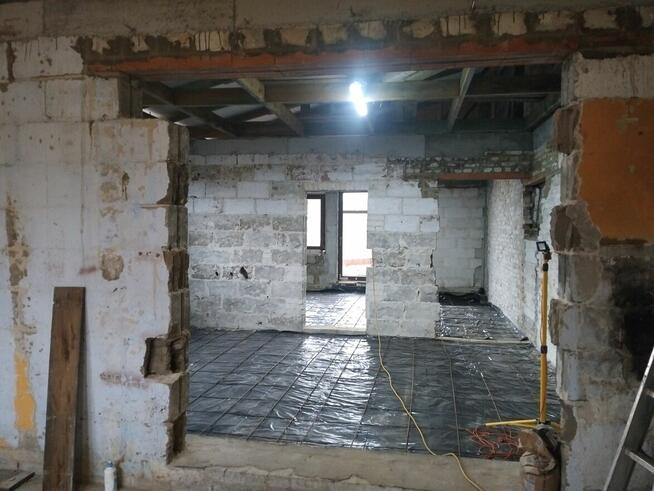 Dom bliźniak w trakcie remontu