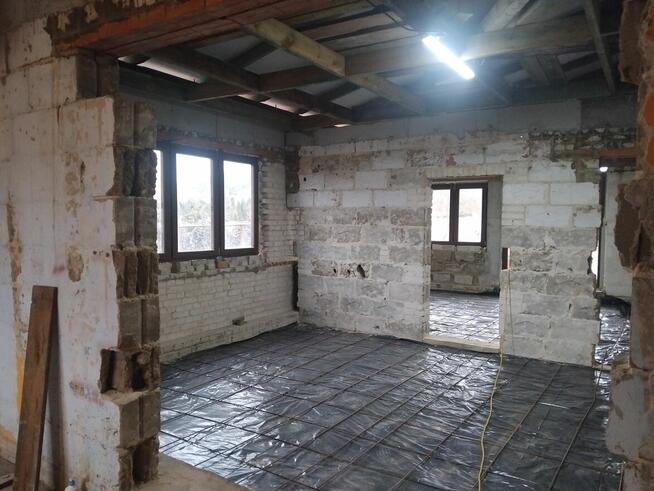 Dom bliźniak w trakcie remontu