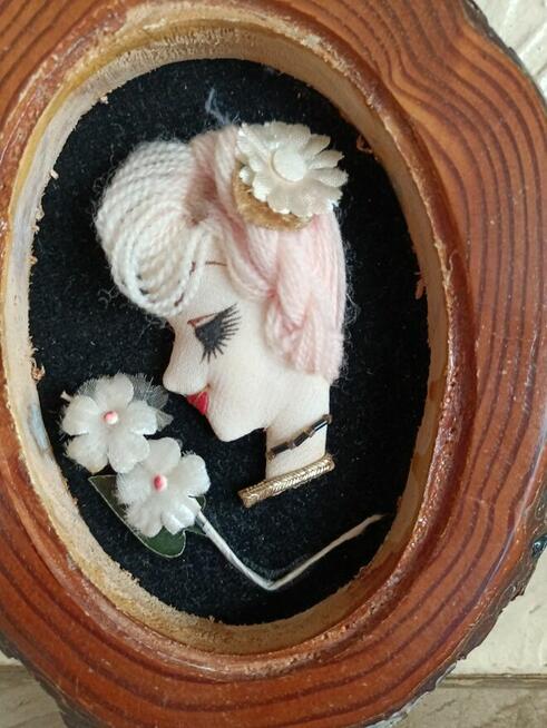 Obraz rękodzieło Tkaninowa dama w plastrze drewna