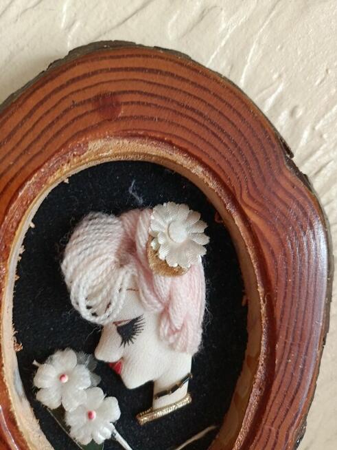 Obraz rękodzieło Tkaninowa dama w plastrze drewna