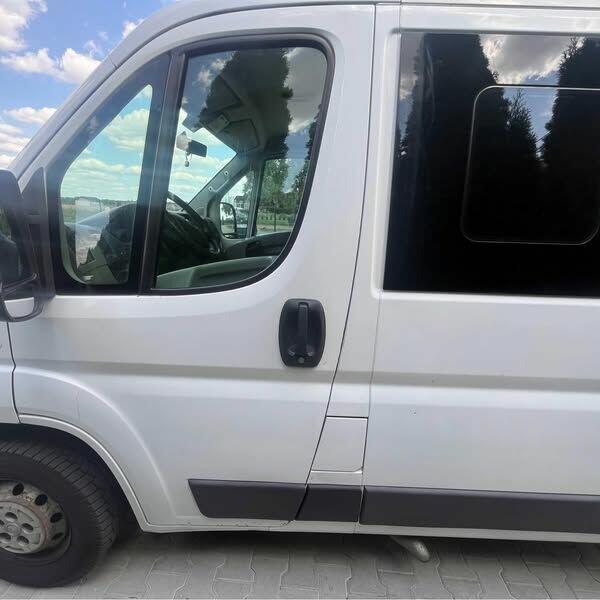 Wielozadaniowy Fiat Ducato Panorama 9 osobowy wykładzina L1H
