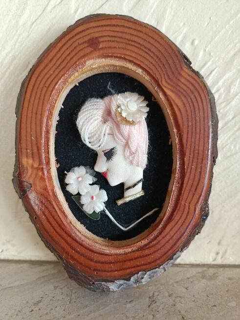 Obraz rękodzieło Tkaninowa dama w plastrze drewna