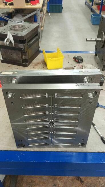 Ślusarz narzędziowy Naprawa form wtryskowych