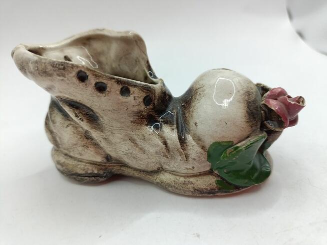 Figurka ceramika but trzewik z kwiatem