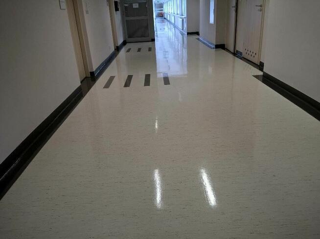 Czyszczenie posadzki i polimeryzacja , w szkole i biurze