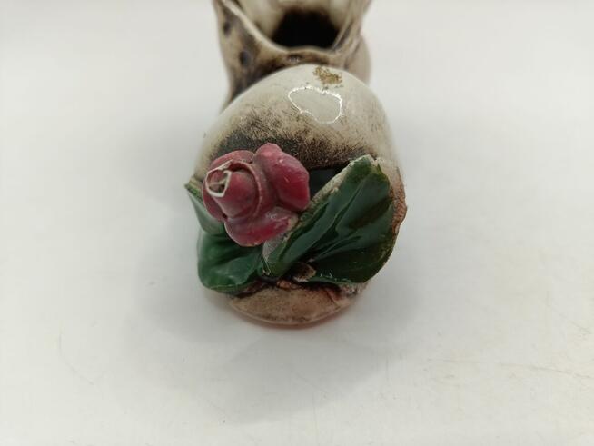 Figurka ceramika but trzewik z kwiatem