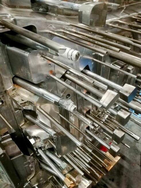 Ślusarz narzędziowy Naprawa form wtryskowych