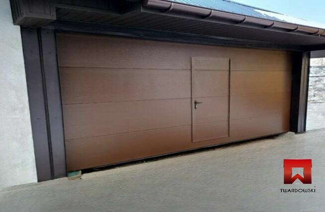 Brama segmentowa z drzwiami przejściowymi