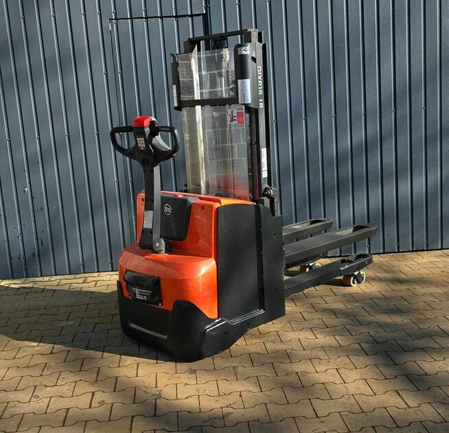 Używany wózek widłowy elektryczny Toyota SWE niski maszt