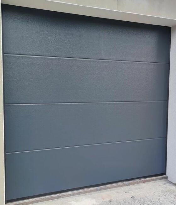 Nowoczesna brama segmentowa w kolorze RAL 7016 Antracyt