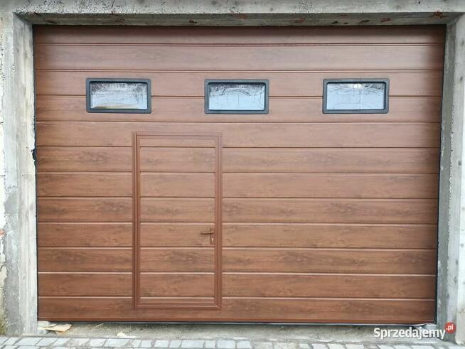 Brama segmentowa z drzwiami przejściowymi