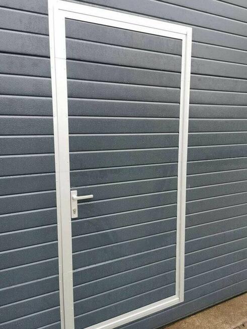 Brama segmentowa z drzwiami przejściowymi