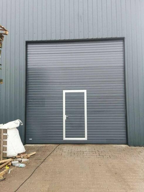 Brama segmentowa z drzwiami przejściowymi