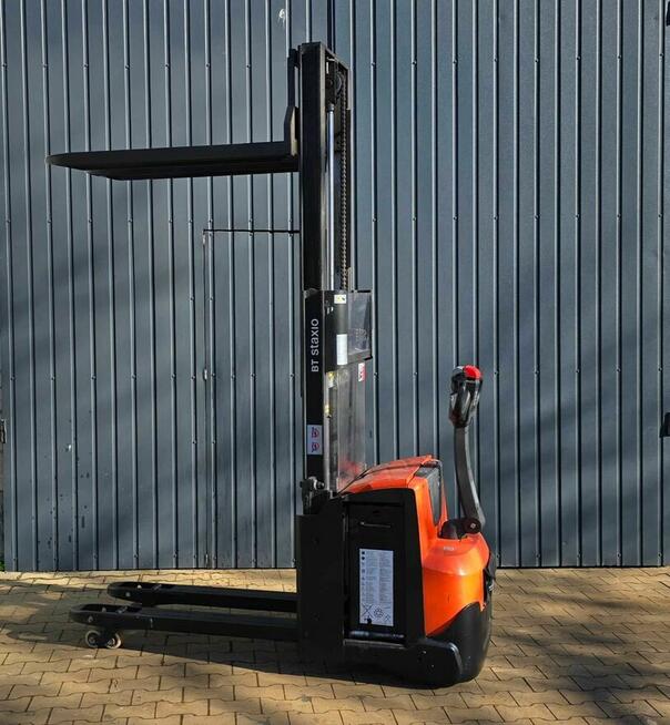 Używany wózek widłowy elektryczny Toyota SWE niski maszt