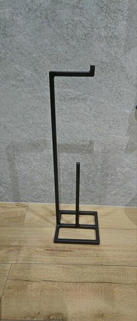 Stojak na papier toaletowy