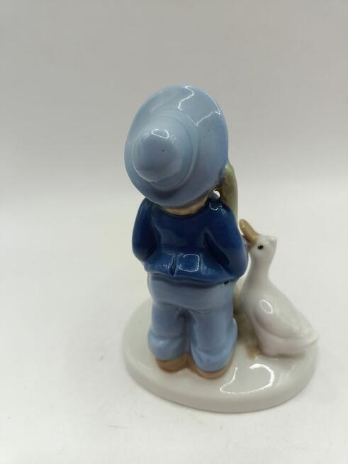 Porcelana figura Chłopiec z trzema gąskami