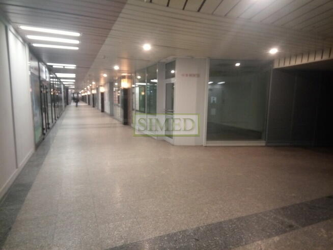 Mały punkt handlowo usługowy w Centrum Warszawy